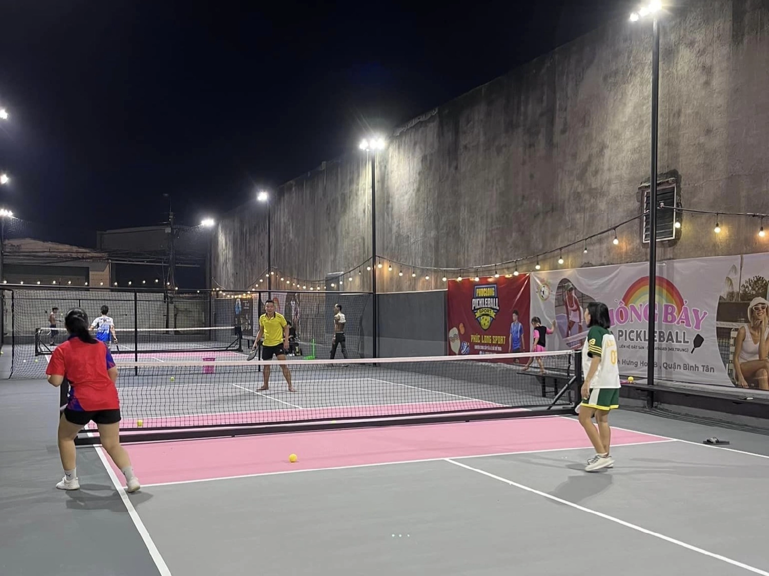 san-pickleball-hong-bay-5-1729219654 Các dịch vụ tiện ích của sân Pickleball Hồng Bảy